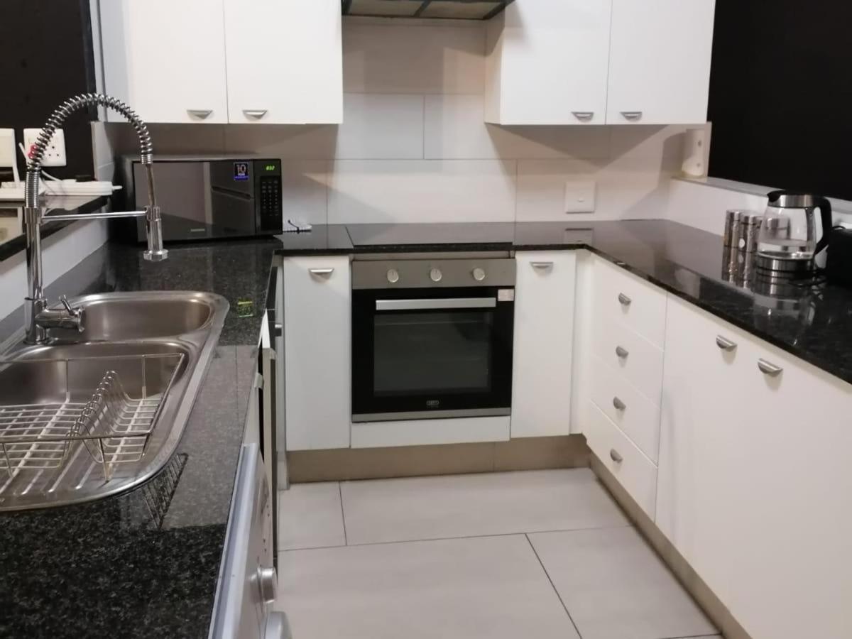 Emabheleni Executive Suites Westpoint Johannesburg Rum bild